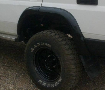 Lemování blatníku terénního auta Sklolaminátové doplňky